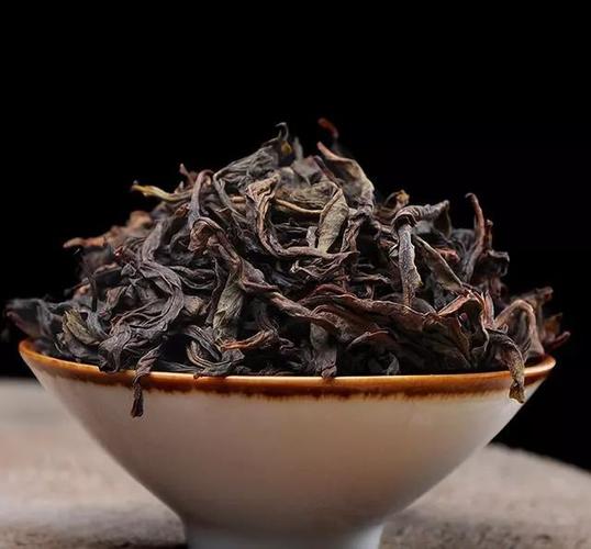 武夷岩茶从青叶采摘,萎凋,做青,炒青与揉捻直到毛茶(初制茶)完成继而